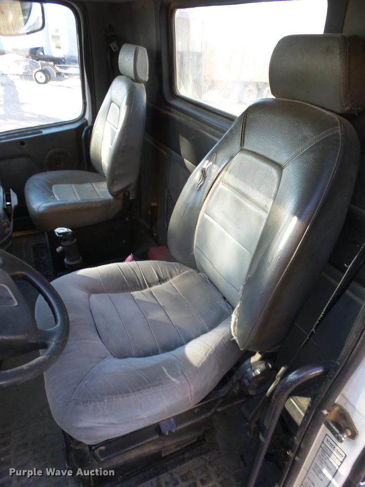 image for item K6339 1998 Volvo VN semi truck