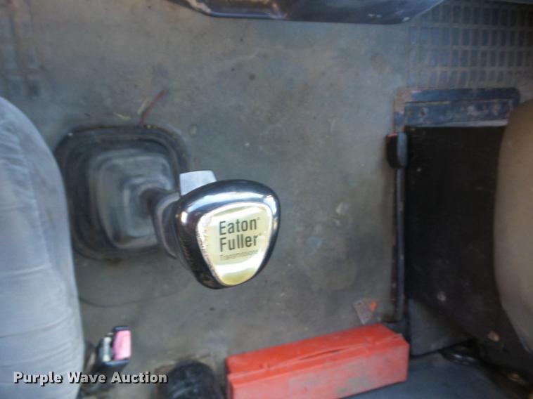 image for item K6339 1998 Volvo VN semi truck