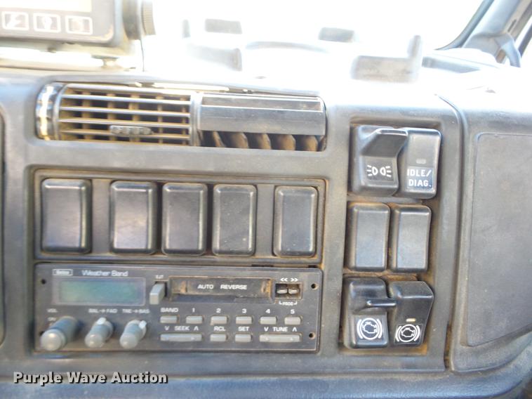 image for item K6339 1998 Volvo VN semi truck