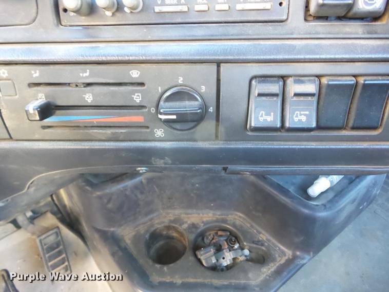 image for item K6339 1998 Volvo VN semi truck