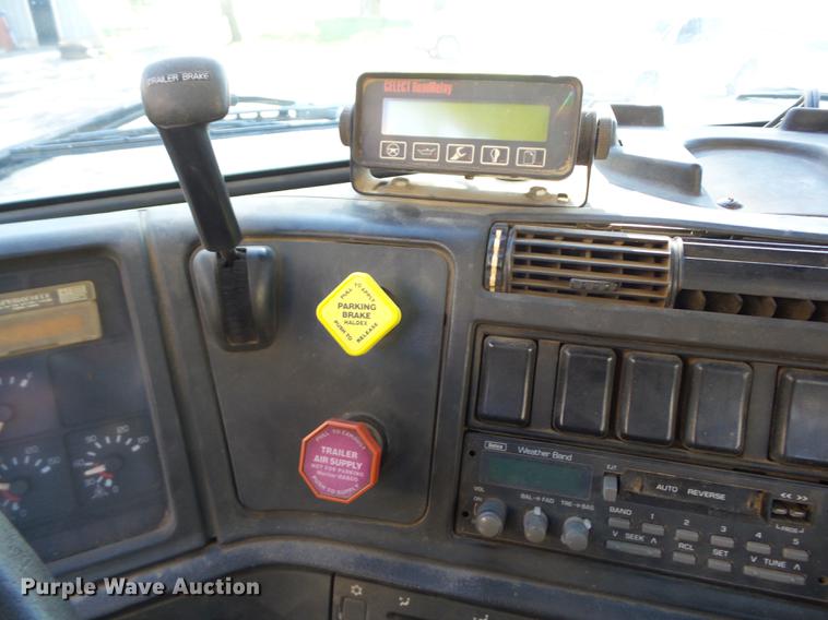 image for item K6339 1998 Volvo VN semi truck