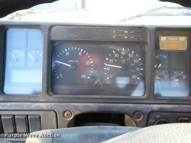 image for item K6339 1998 Volvo VN semi truck