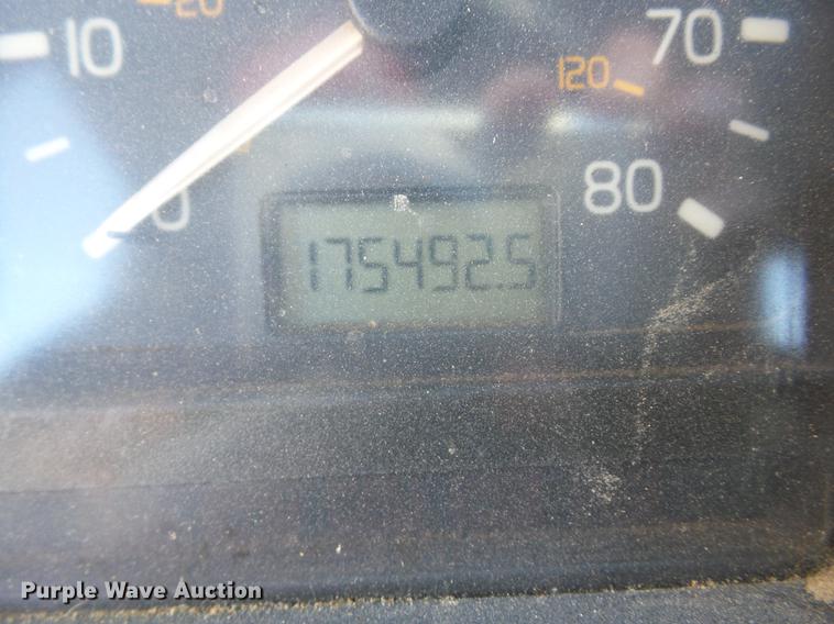 image for item K6339 1998 Volvo VN semi truck