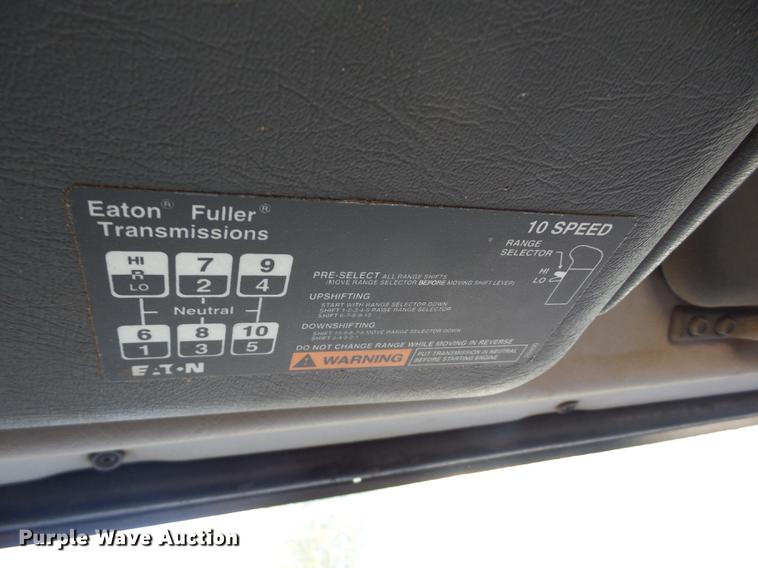 image for item K6339 1998 Volvo VN semi truck