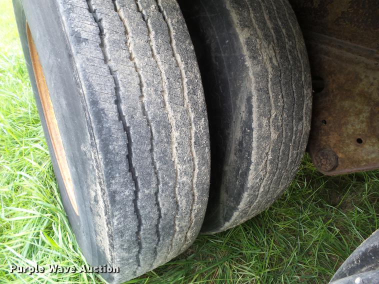 image for item L5638 1993 Fruehauf dry van trailer