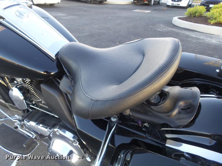 image for item CC9651 2010 Harley Davidson Road King Police motorcycle