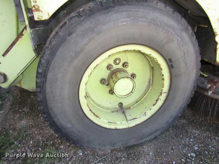 image for item DA3188 1996 Elgin Pelican Series P street sweeper