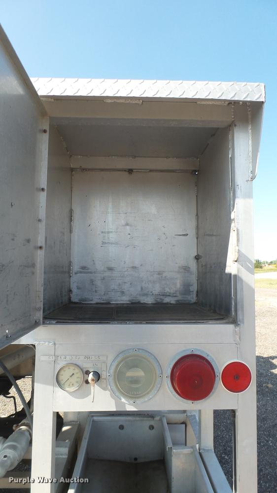 image for item DB3452 1991 Ford F600 fuel truck