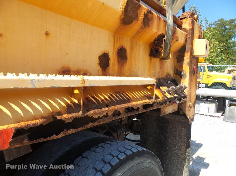 image for item DB6411 2006 International 7400 dump truck