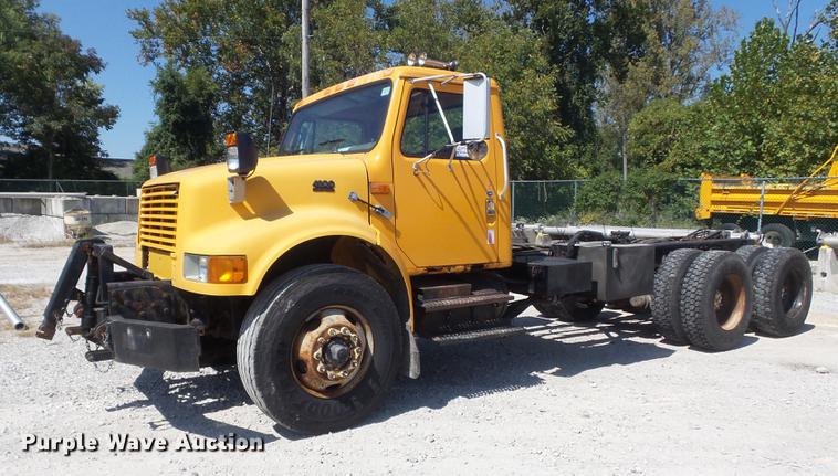 image for item DB6414 2000 International 4900 truck cab and chassis