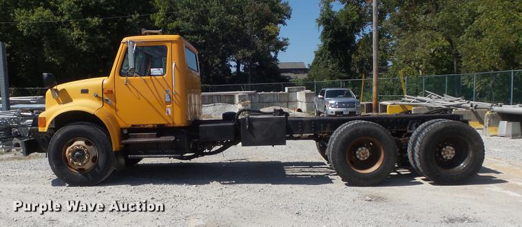 image for item DB6414 2000 International 4900 truck cab and chassis