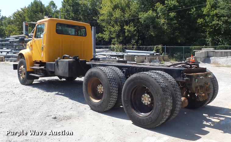 image for item DB6414 2000 International 4900 truck cab and chassis