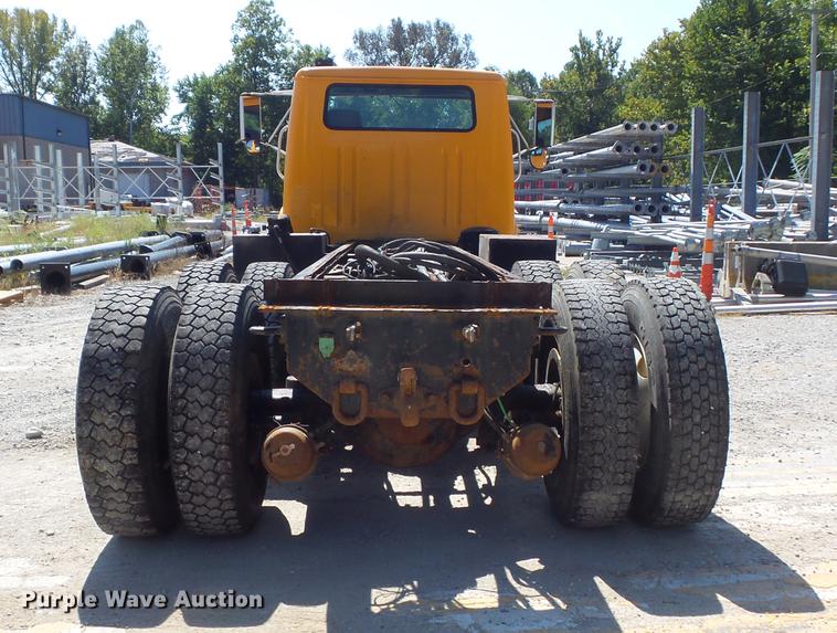 image for item DB6414 2000 International 4900 truck cab and chassis