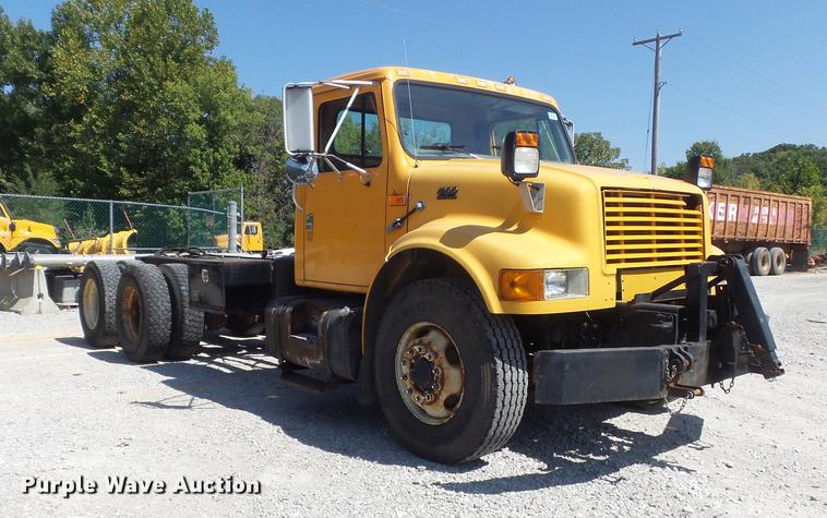 image for item DB6414 2000 International 4900 truck cab and chassis