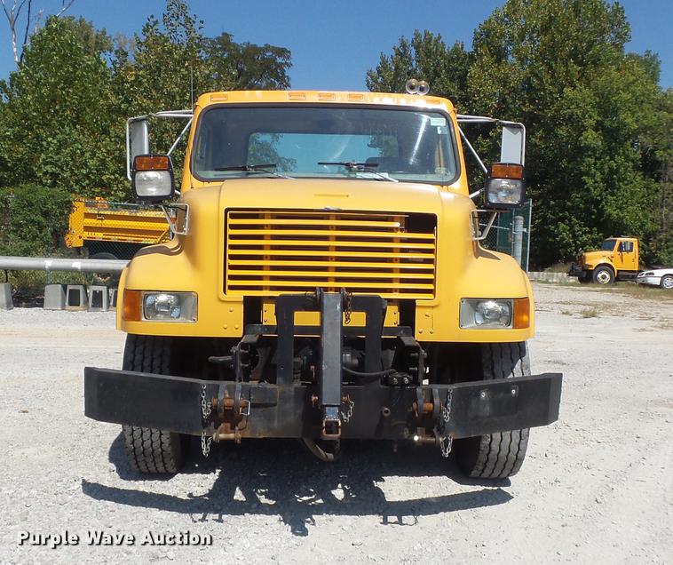 image for item DB6414 2000 International 4900 truck cab and chassis