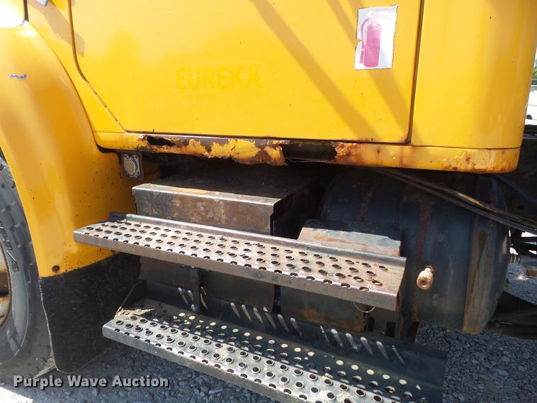 image for item DB6414 2000 International 4900 truck cab and chassis