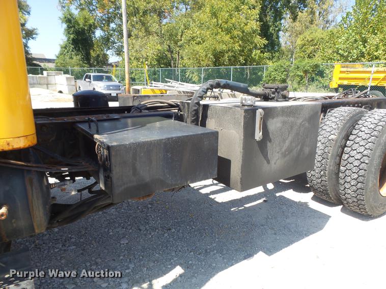 image for item DB6414 2000 International 4900 truck cab and chassis