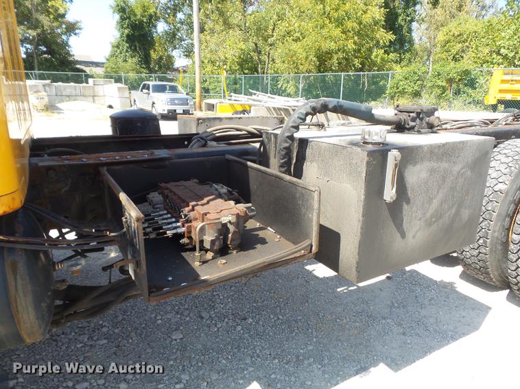 image for item DB6414 2000 International 4900 truck cab and chassis