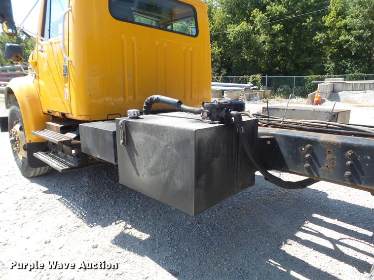 image for item DB6414 2000 International 4900 truck cab and chassis