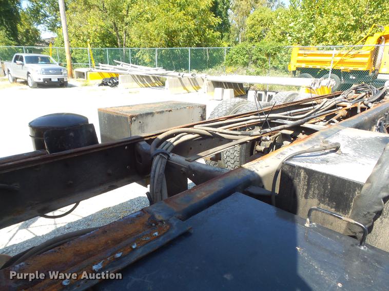 image for item DB6414 2000 International 4900 truck cab and chassis