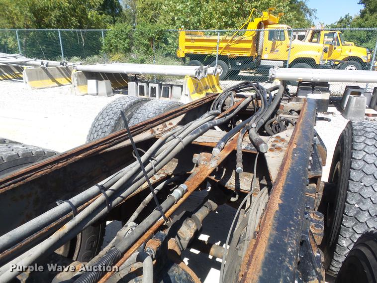 image for item DB6414 2000 International 4900 truck cab and chassis