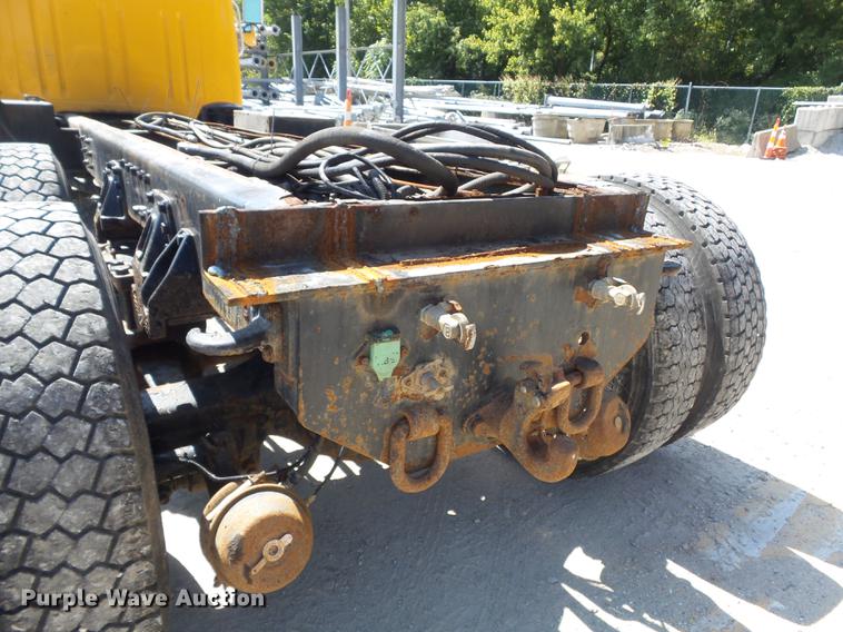 image for item DB6414 2000 International 4900 truck cab and chassis