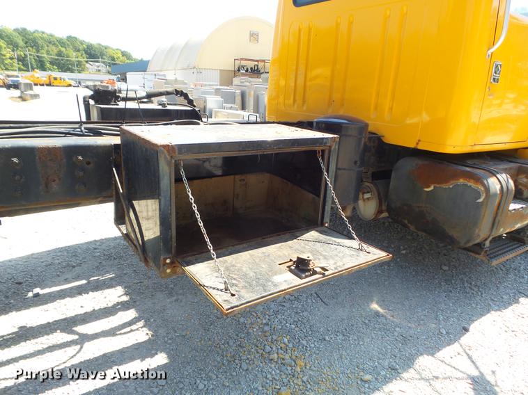 image for item DB6414 2000 International 4900 truck cab and chassis