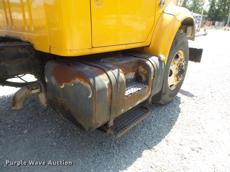 image for item DB6414 2000 International 4900 truck cab and chassis