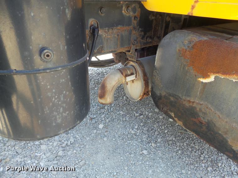 image for item DB6414 2000 International 4900 truck cab and chassis