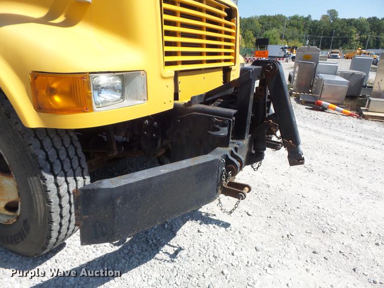 image for item DB6414 2000 International 4900 truck cab and chassis