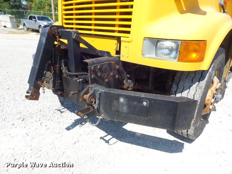 image for item DB6414 2000 International 4900 truck cab and chassis