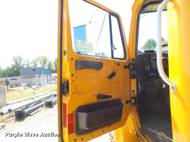 image for item DB6414 2000 International 4900 truck cab and chassis