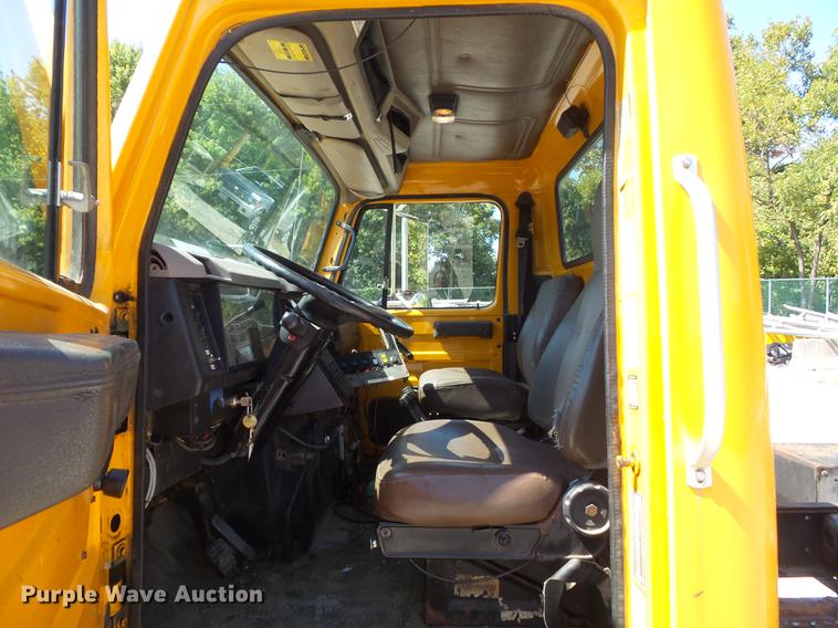 image for item DB6414 2000 International 4900 truck cab and chassis