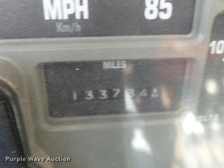 image for item DB6414 2000 International 4900 truck cab and chassis