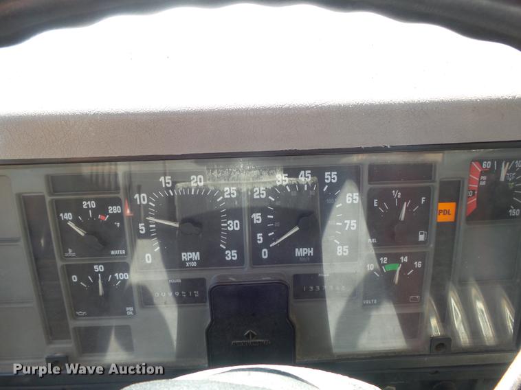 image for item DB6414 2000 International 4900 truck cab and chassis