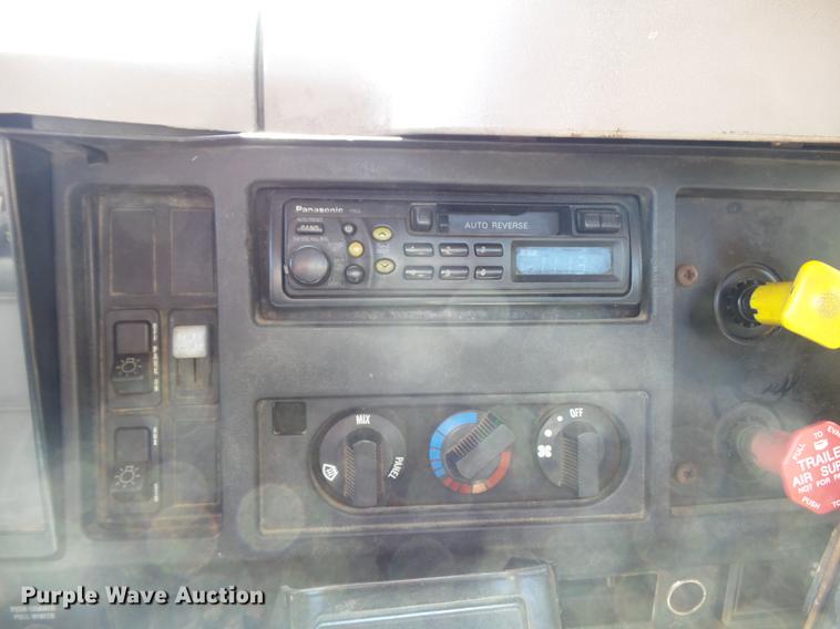 image for item DB6414 2000 International 4900 truck cab and chassis