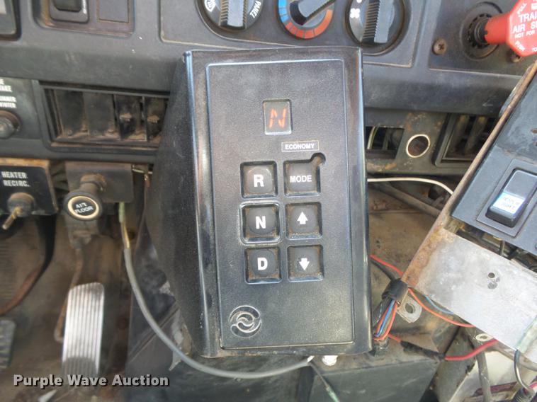 image for item DB6414 2000 International 4900 truck cab and chassis