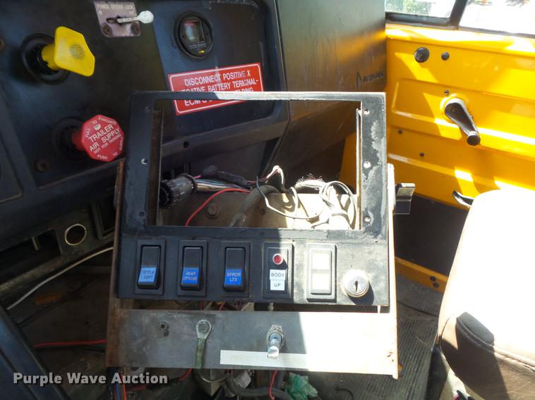 image for item DB6414 2000 International 4900 truck cab and chassis