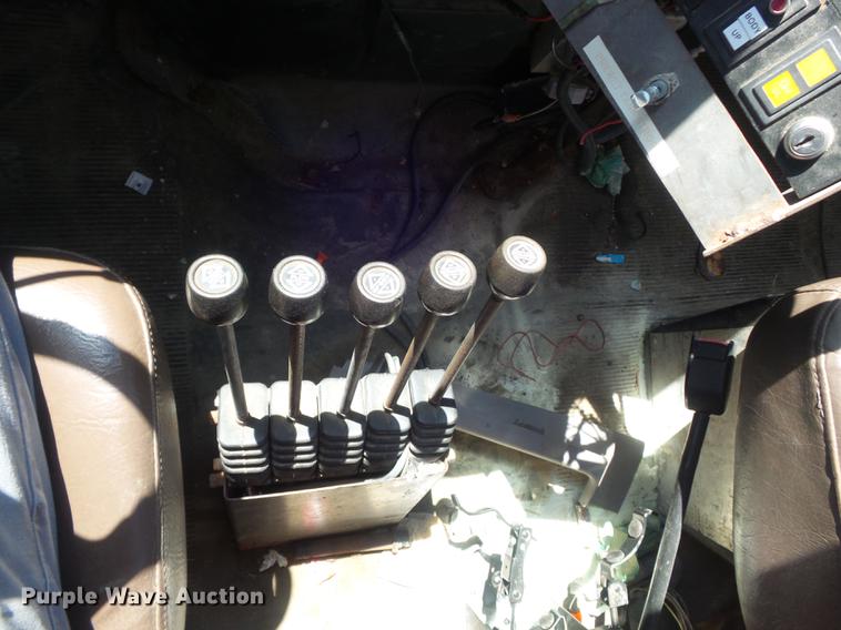 image for item DB6414 2000 International 4900 truck cab and chassis