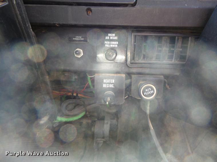 image for item DB6414 2000 International 4900 truck cab and chassis