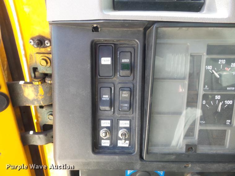 image for item DB6414 2000 International 4900 truck cab and chassis