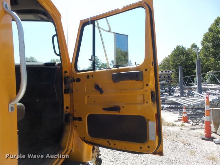 image for item DB6414 2000 International 4900 truck cab and chassis