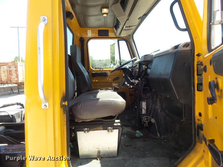 image for item DB6414 2000 International 4900 truck cab and chassis