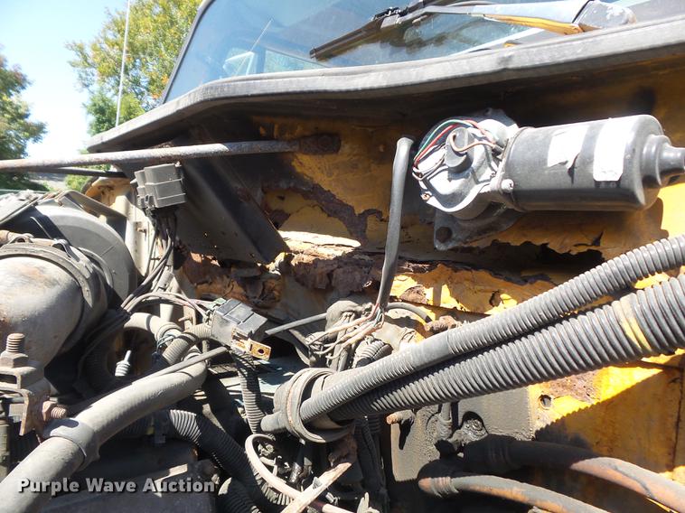 image for item DB6414 2000 International 4900 truck cab and chassis