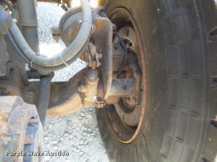 image for item DB6414 2000 International 4900 truck cab and chassis