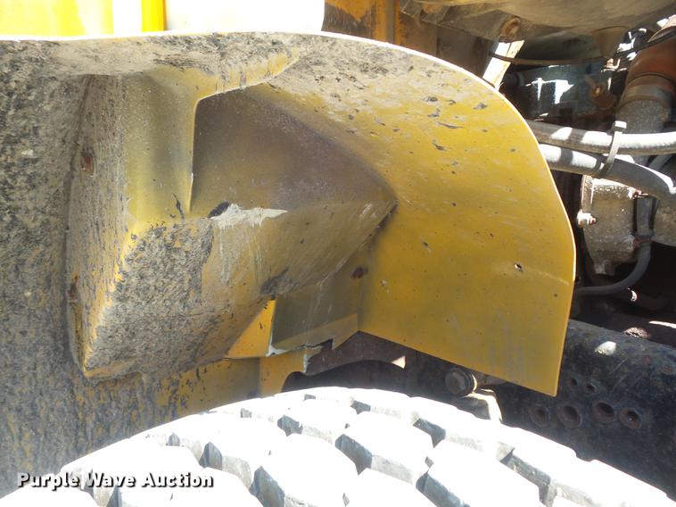 image for item DB6414 2000 International 4900 truck cab and chassis