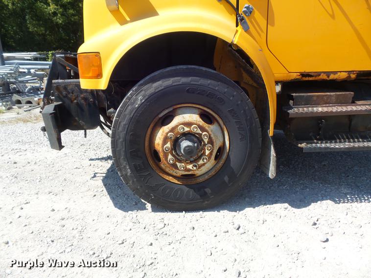 image for item DB6414 2000 International 4900 truck cab and chassis