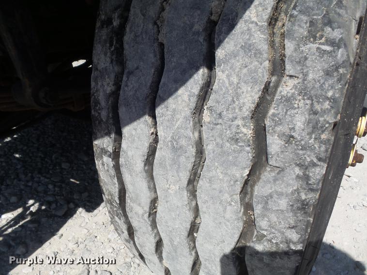 image for item DB6414 2000 International 4900 truck cab and chassis