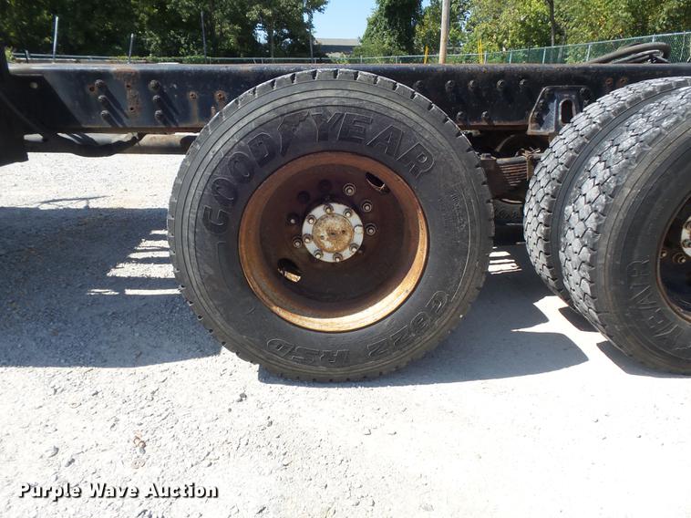 image for item DB6414 2000 International 4900 truck cab and chassis