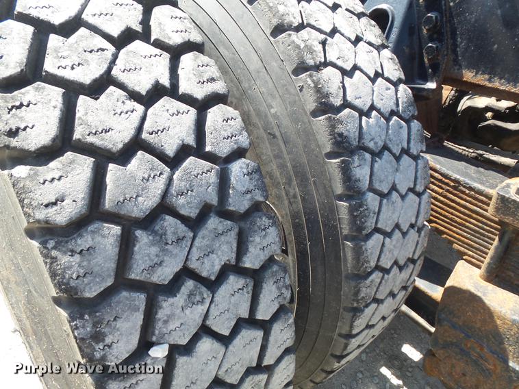 image for item DB6414 2000 International 4900 truck cab and chassis